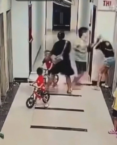 Hình ảnh chị T bị Đặng Chí Thành đánh tại sảnh chung cư gây xôn xao dư luận.