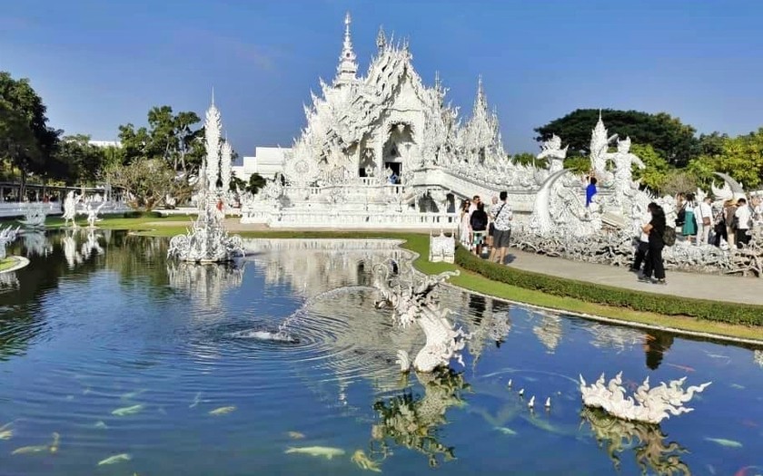 Wat Rong Khun (Chùa Trắng) là một ngôi chùa Phật giáo ở Pa O Don Chai (thuộc huyện Mueang) - là địa điểm thu hút khách du lịch nhất ở Chiang Rai, Thái Lan. Wat Rong Khun (Chùa Trắng) là một ngôi chùa Phật giáo ở Pa O Don Chai (thuộc huyện Mueang) - là địa điểm thu hút khách du lịch nhất ở Chiang Rai, Thái Lan.
