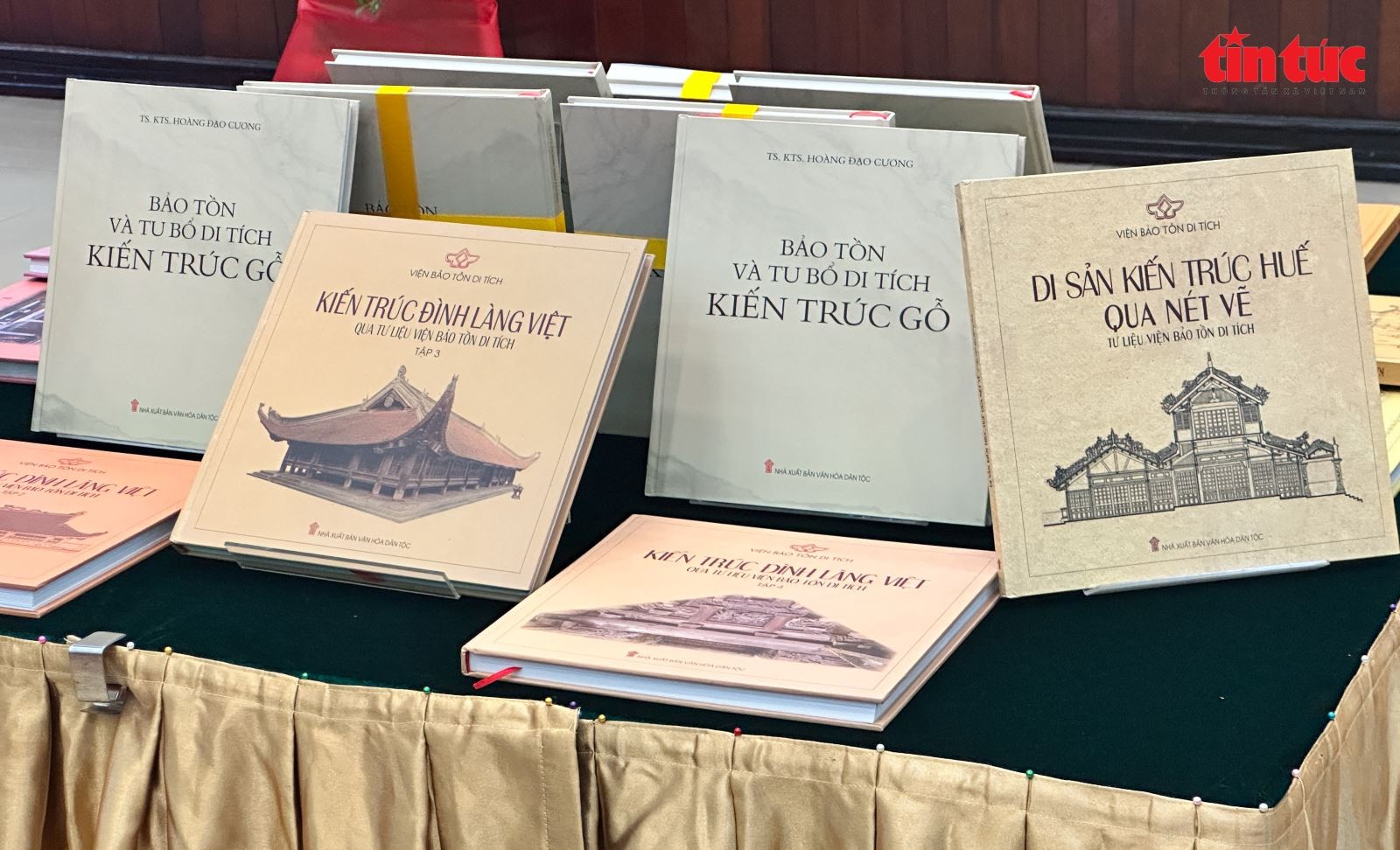 Những cuốn sách, tư liệu quý giá của dòng họ Hoàng Đạo trao tặng cho Thư viện Quốc gia Việt Nam.