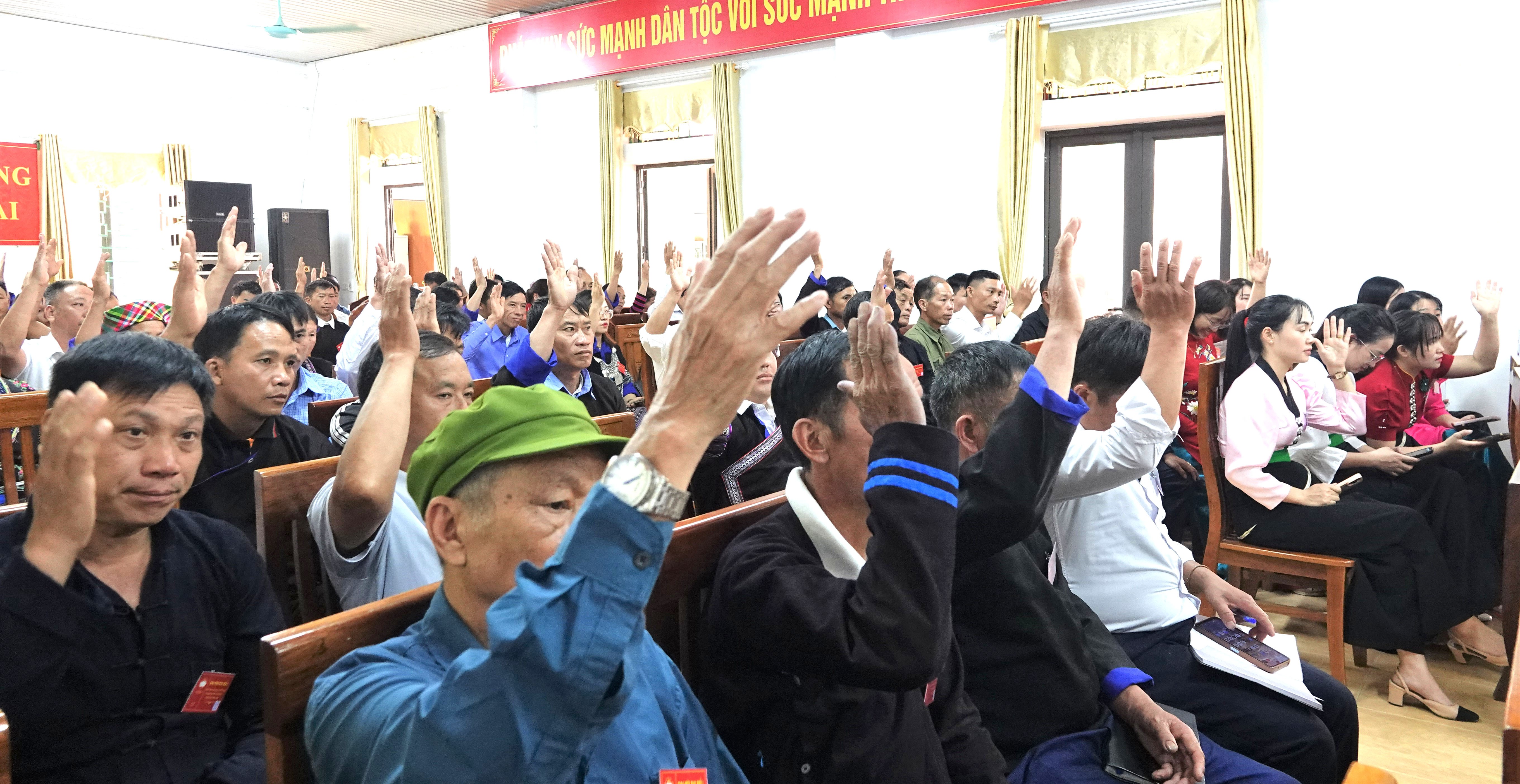 Đoàn chủ tịch và các đại biểu biểu quyết các chỉ tiêu đại hội. bieuquyet1.jpg