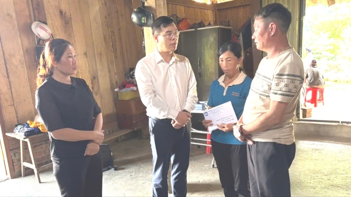 Đồng chí Hà Đức Hải, Phó Chủ tịch Ủy ban MTTQ Việt Nam tỉnh Lào Cai, Bí thư Tỉnh đoàn thăm hỏi, động viên, hỗ trợ mai táng phí cho gia đình 2 nạn nhân tử vong. z6864166874371-a52e63d5f3f0a995ccc1f886def63dfd-1321.jpg