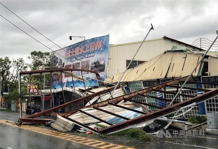 Một biển hiệu cửa hàng lớn ở Chiayi đổ xuống đường sau cơn bão Danas (Ảnh: CNA) bao7-72.jpg