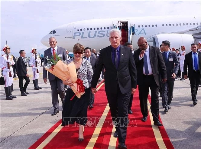 Bí thư Thứ nhất, Chủ tịch nước Cuba Miguel Díaz-Canel Bermúdez và Phu nhân đến Hà Nội, bắt đầu chuyến thăm cấp Nhà nước tới Việt Nam.