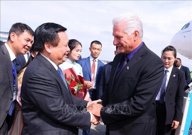 Đồng chí Nguyễn Xuân Thắng, Ủy viên Bộ Chính trị, Giám đốc Học viện Chính trị quốc gia Hồ Chí Minh, Chủ tịch Hội đồng Lý luận Trung ương đón Bí thư thứ Nhất, Chủ tịch nước Cuba Miguel Díaz-Canel Bermúdez và Phu nhân tại sân bay quốc tế Nội Bài.