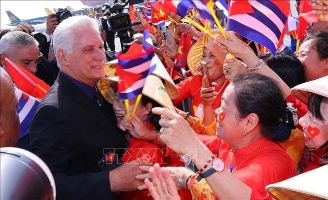 Bí thư thứ Nhất, Chủ tịch nước Cuba Miguel Díaz-Canel Bermúdez giao lưu với đông đảo người dân Thủ đô ra đón tại Sân bay quốc tế Nội Bài, Hà Nội.