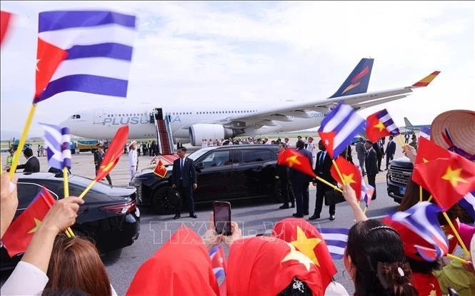 Đông đảo người dân Thủ đô Hà Nội đón Bí thư thứ Nhất, Chủ tịch nước Cuba Miguel Díaz-Canel Bermúdez và Phu nhân tại sân bay quốc tế Nội Bài.