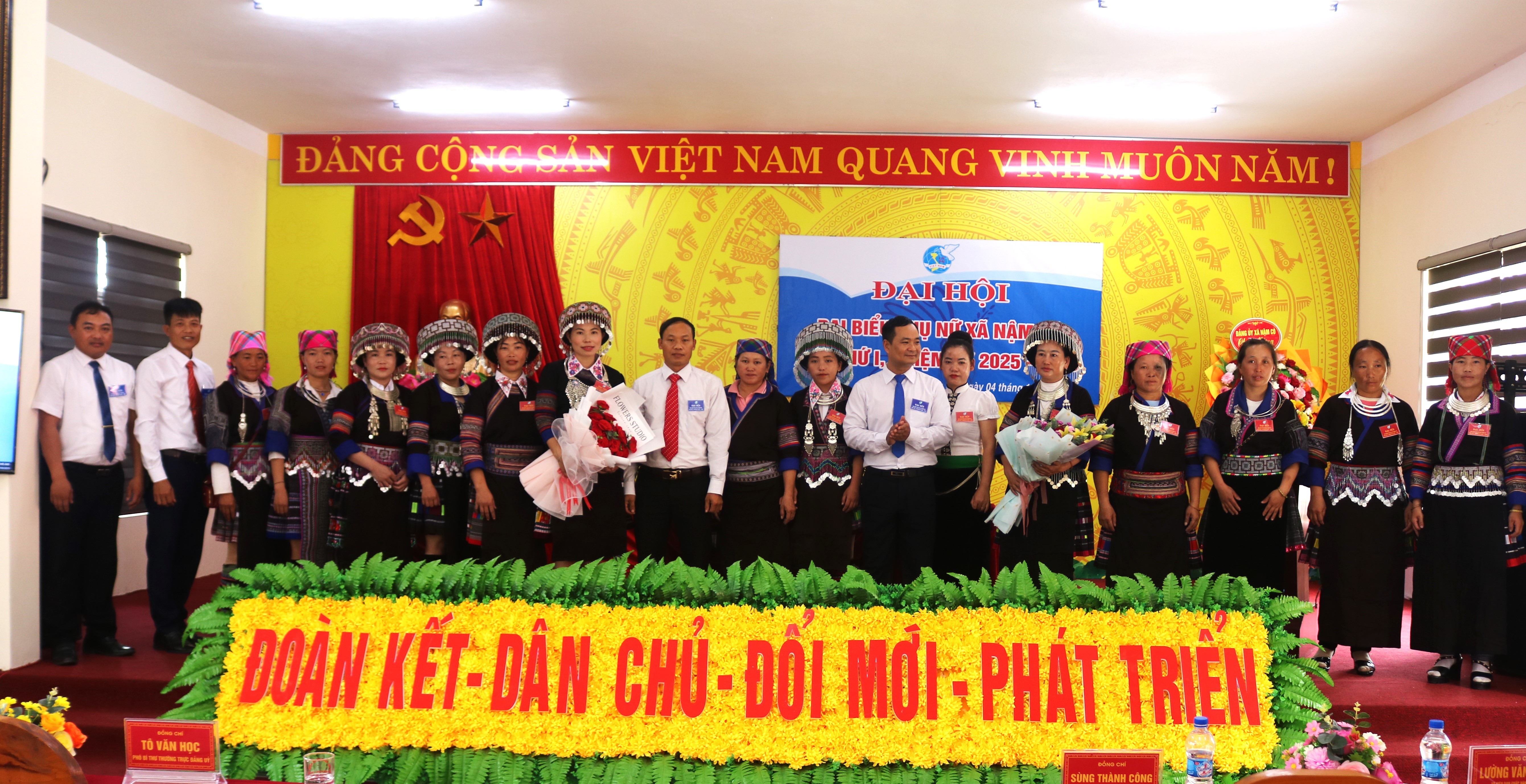 Ban Chấp hành Hội LHPN xã Nậm Có ra mắt đại hội. 7.jpg