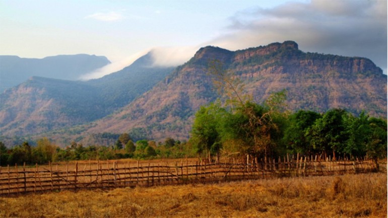 Phu Cheuang-Landschaft vom Dorfgebiet Nong Bua aus gesehen, Hin Nam No Nationalpark, Laos. Phong cảnh Phu Cheuang nhìn từ khu vực làng Nong Bua, Vườn Quốc gia Hin Nam Nô, Lào.