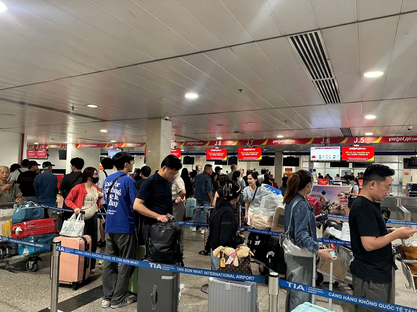 Dịp cao điểm Quốc khánh 2/9, dự kiến lượng khách đi và đến tại Cảng Hàng không quốc tế (HKQT) Tân Sơn Nhất - TPHCM đạt trung bình khoảng 125.000 lượt/ngày.