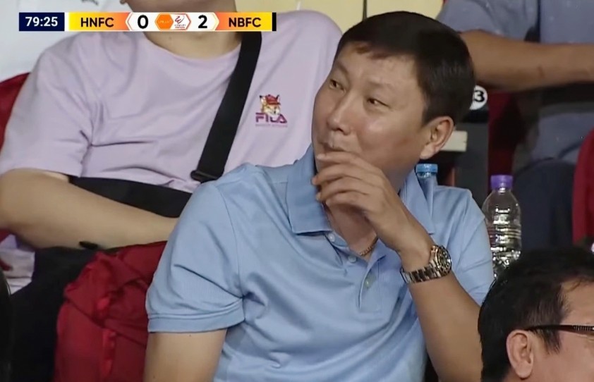Trên khán đài, HLV Kim Sang Sik không giấu được cảm xúc. Trên khán đài, HLV Kim Sang Sik không giấu được cảm xúc.
