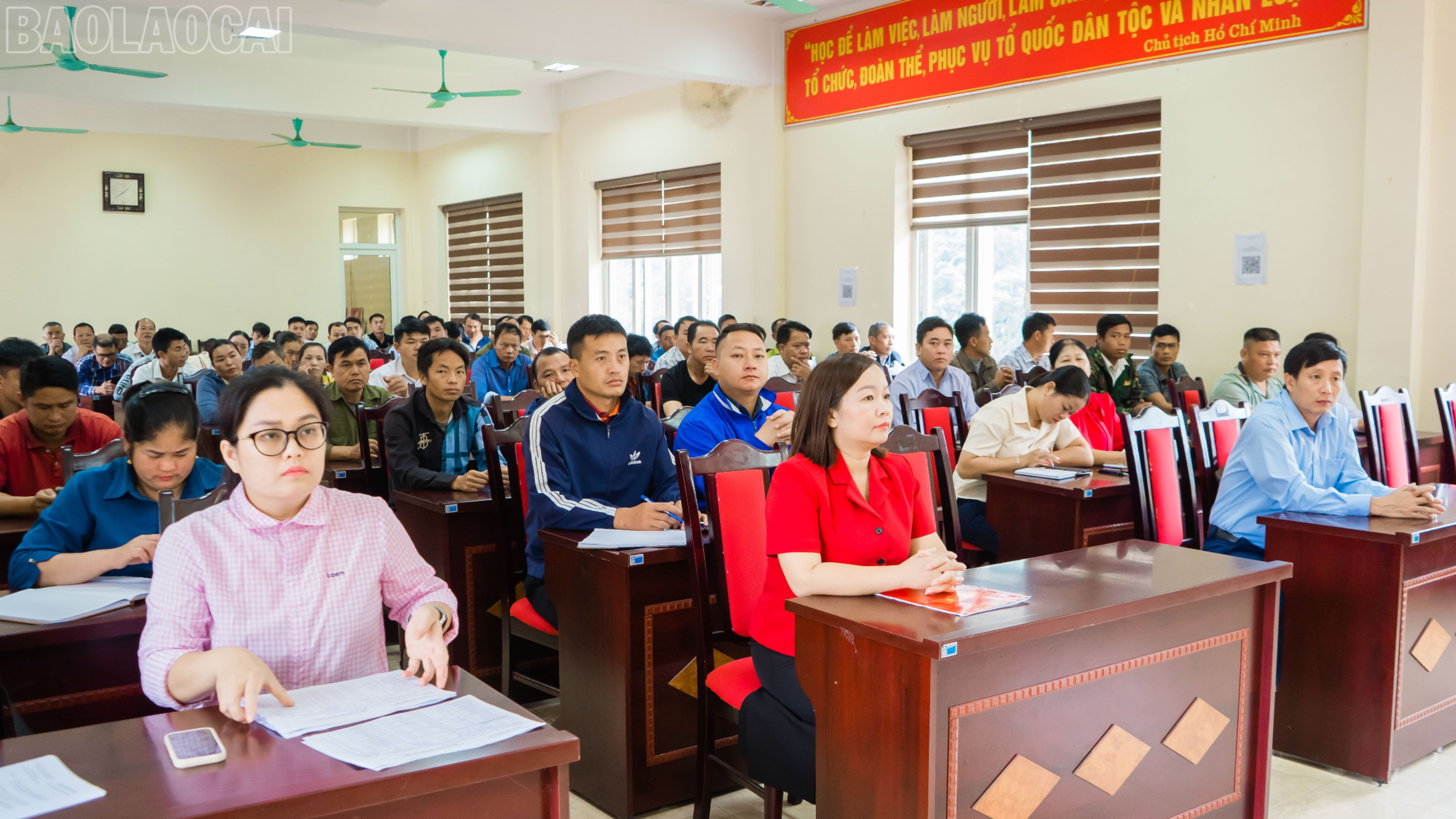 Đại biểu và học viên dự khai mạc lớp bồi dưỡng. baolaocai-tl_br-dsc09816.jpg