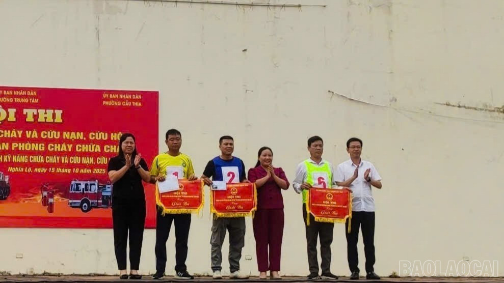 Trao giải thưởng Nhất, Nhì, Ba cho các đội tham gia hội thi. baolaocai-tr-traogiai2.jpg