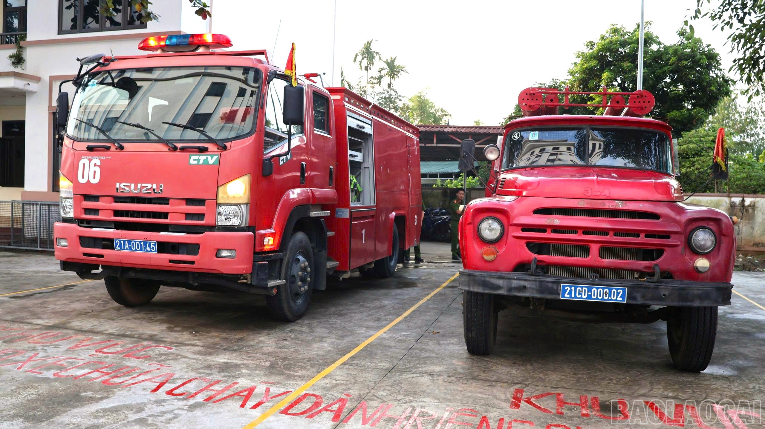 2 xe chữa cháy của Đội Chữa cháy và Cứu nạn cứu hộ khu vực 3. baolaocai-br_chuachay2.jpg