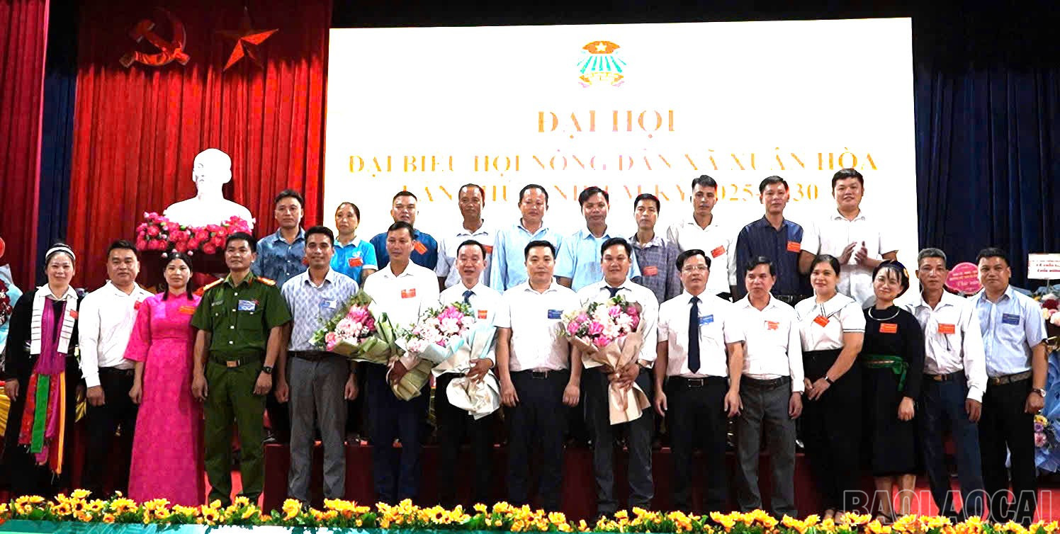 Lãnh đạo xã chúc mừng Ban Chấp hành Hội Nông dân khóa mới. baolaocai-br_chucmung.jpg