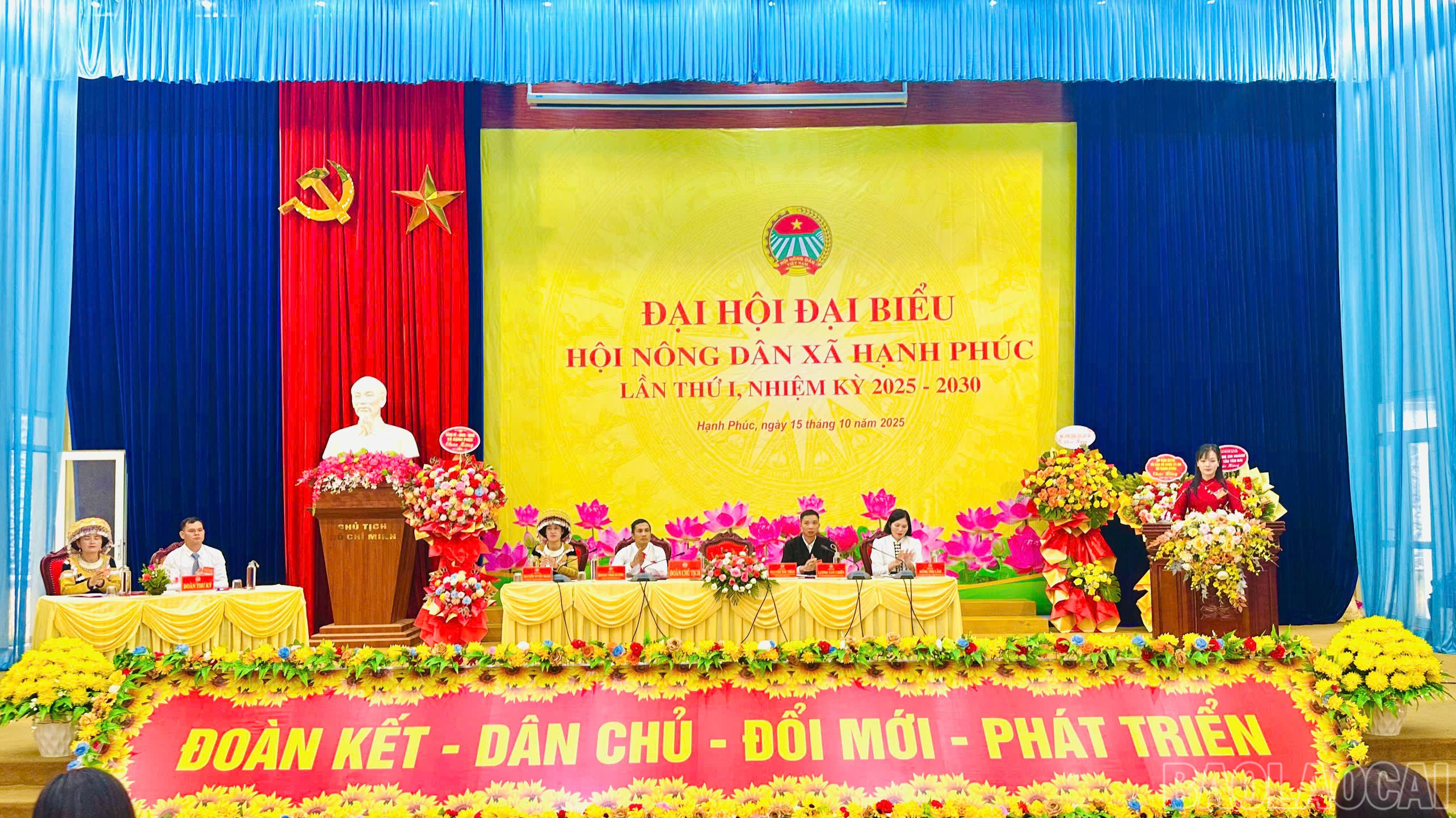 Đoàn Chủ tịch điều hành đại hội. baolaocai-br_doanct.jpg