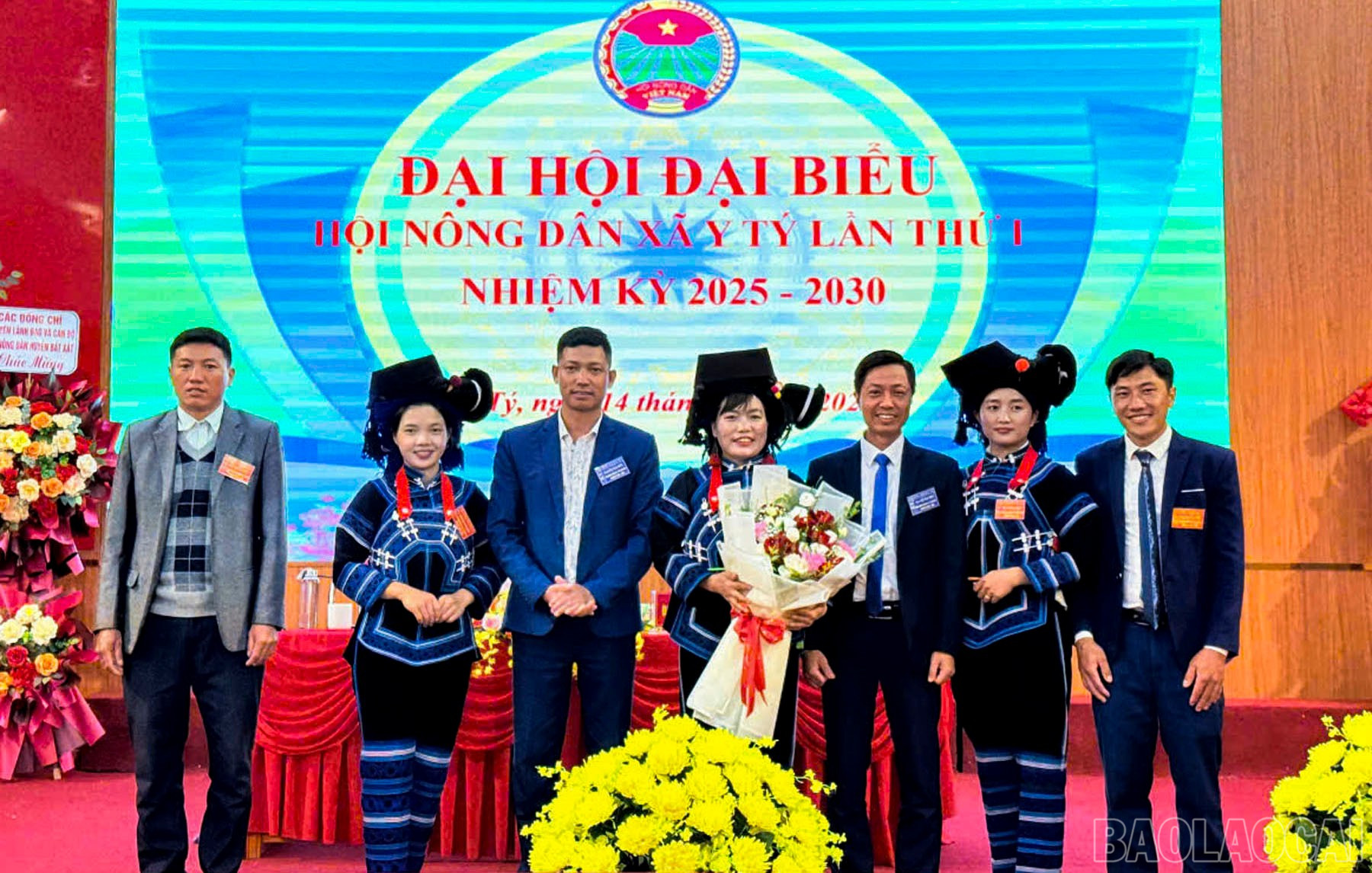 Lãnh đạo xã Y Tý phát biểu, tặng hoa chúc mừng đại hội. baolaocai-br_phatbieu-tanghoa-2.jpg