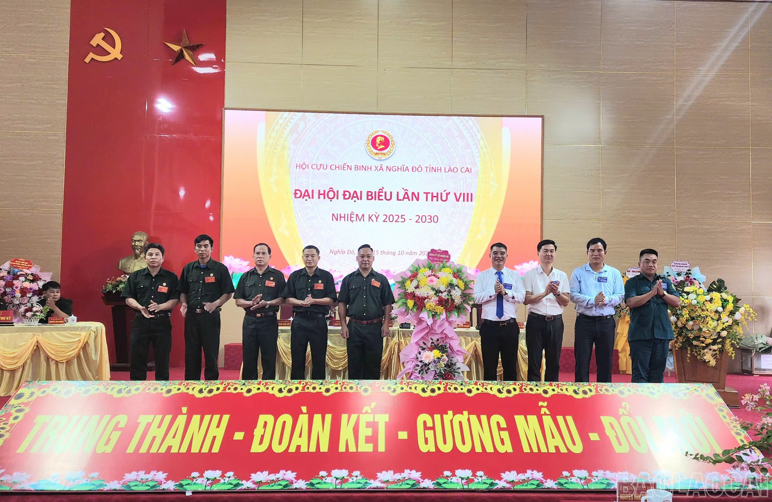 Lãnh đạo xã phát biểu, tặng hoa chúc mừng đại hội. baolaocai-br_lanhdao-1.jpg