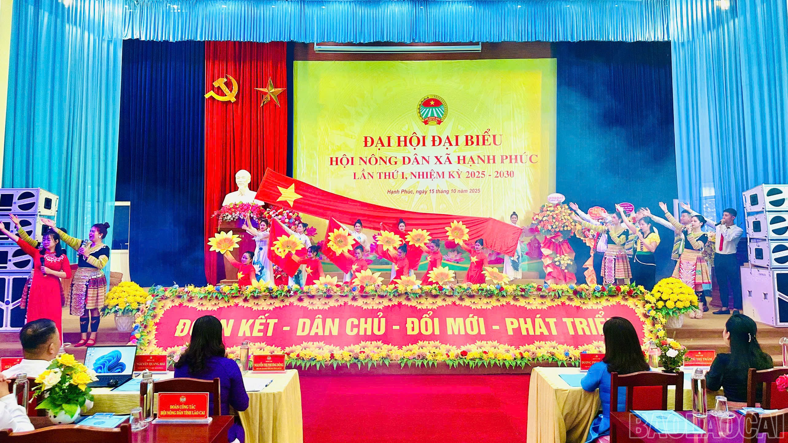 Văn nghệ chào mừng đại hội. baolaocai-br_vannghe-5324.jpg