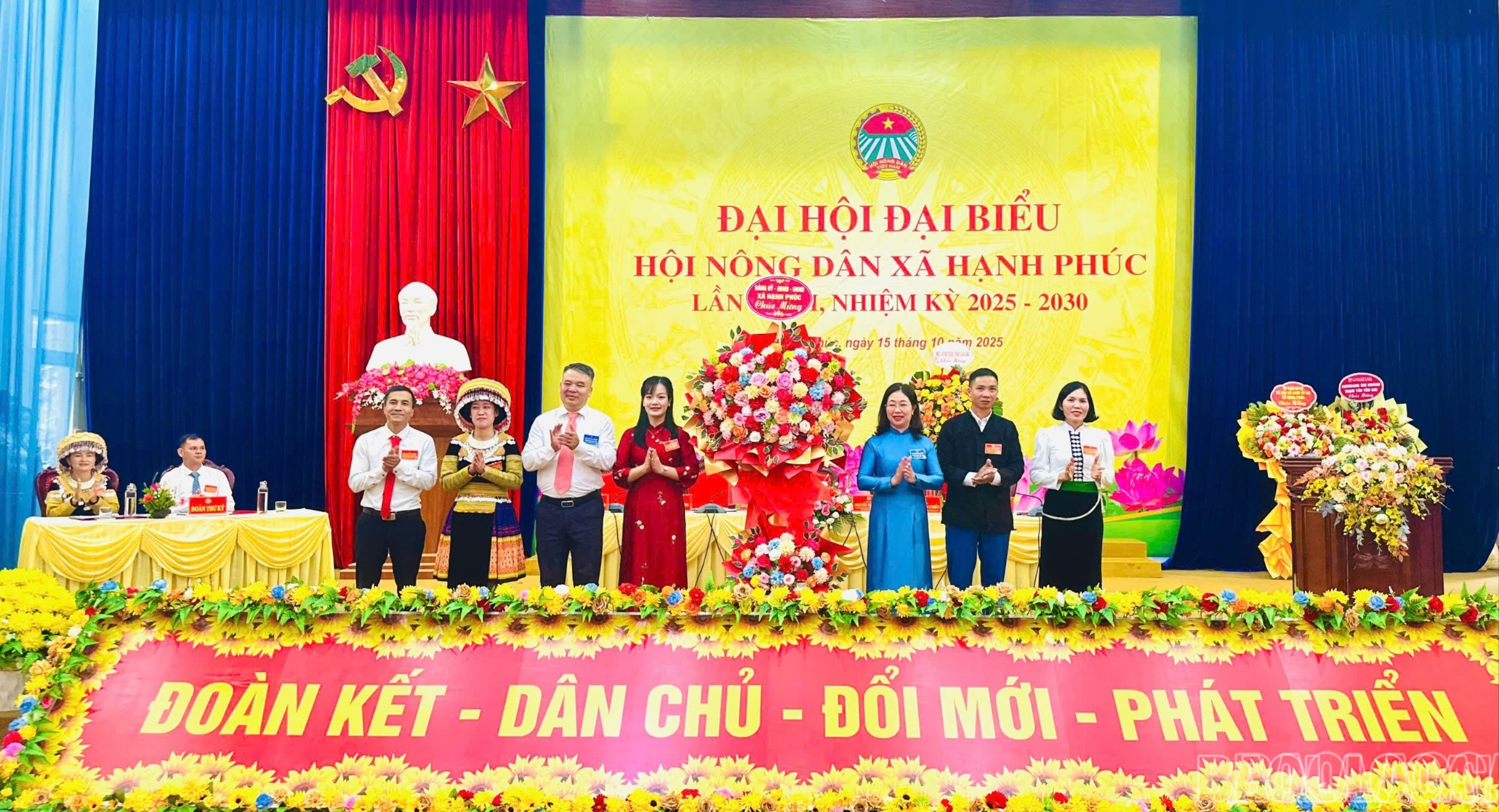 Lãnh đạo Hội Nông dân tỉnh và lãnh đạo xã tặng hoa chúc mừng đại hội. baolaocai-br-tanghoa-1-4255.jpg