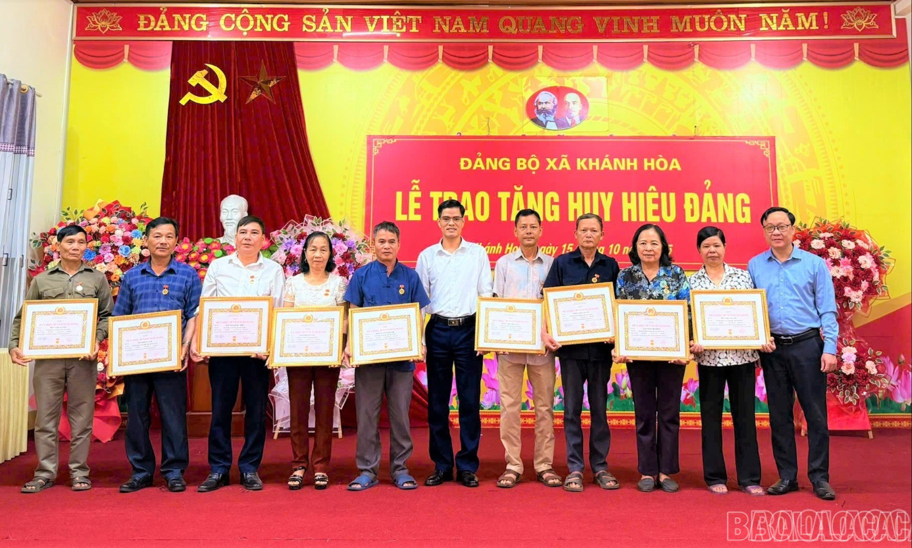 Lãnh đạo Đảng ủy xã trao Huy hiệu 30 năm tuổi Đảng cho 9 đảng viên. baolaocai-br-12.jpg