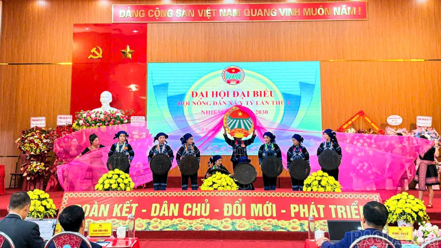 Văn nghệ chào mừng đại hội. baolaocai-br-vannghe.jpg