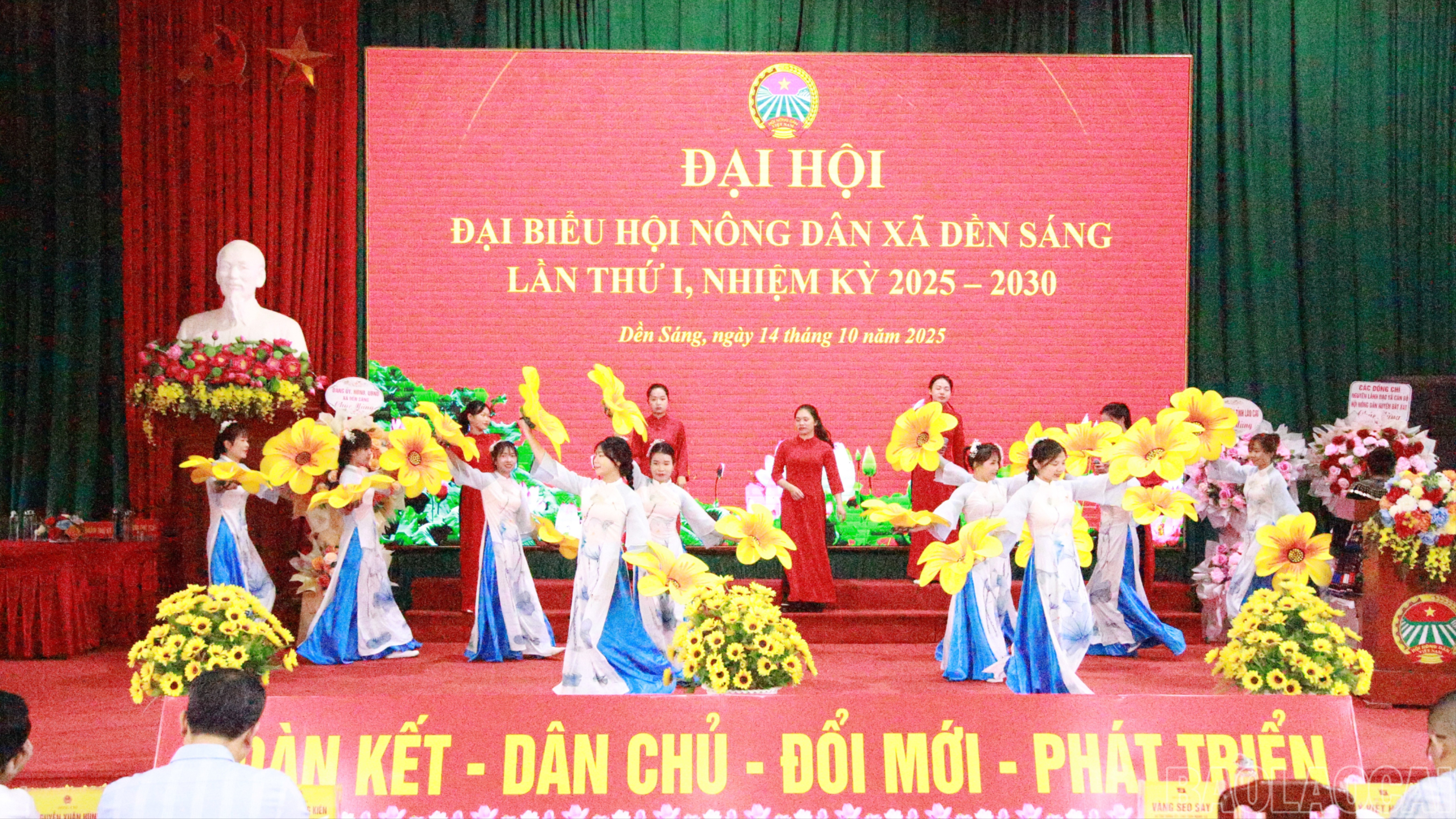 Văn nghệ chào mừng đại hội. baolaocai-br_1-9317.jpg