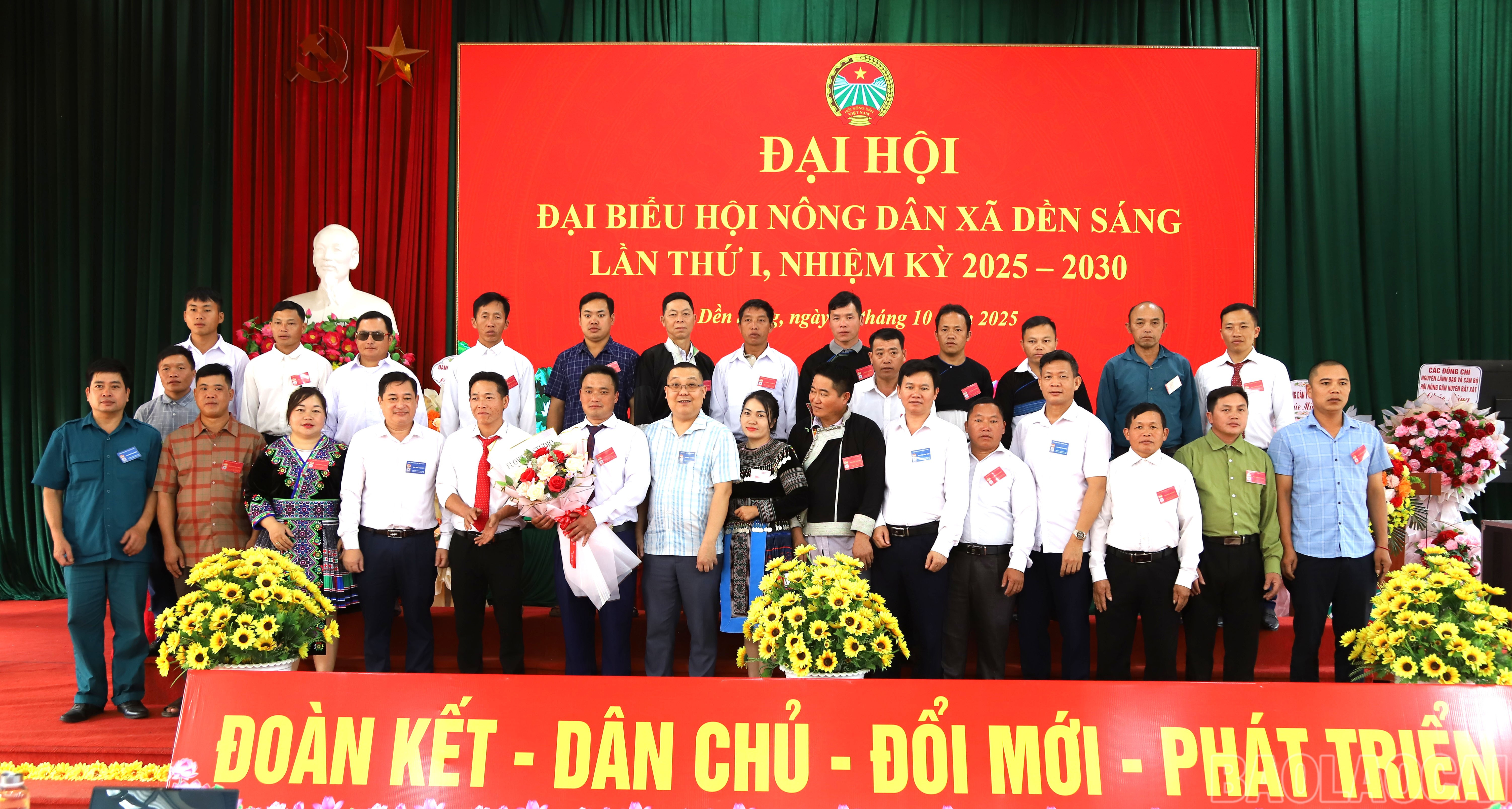 Lãnh đạo xã và các ban ngành, đoàn thể chúc mừng Ban Chấp hành Hội Nông dân xã Dền Sáng khóa mới. baolaocai-br_5-2910.jpg