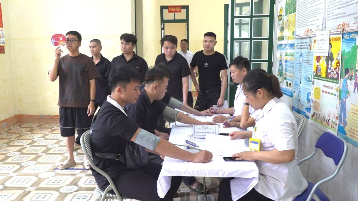 112 công dân xã Phúc Khánh tham gia khám sơ tuyển nghĩa vụ quân sự. baolaocai-tl_sotuyen-9612-2194.jpg