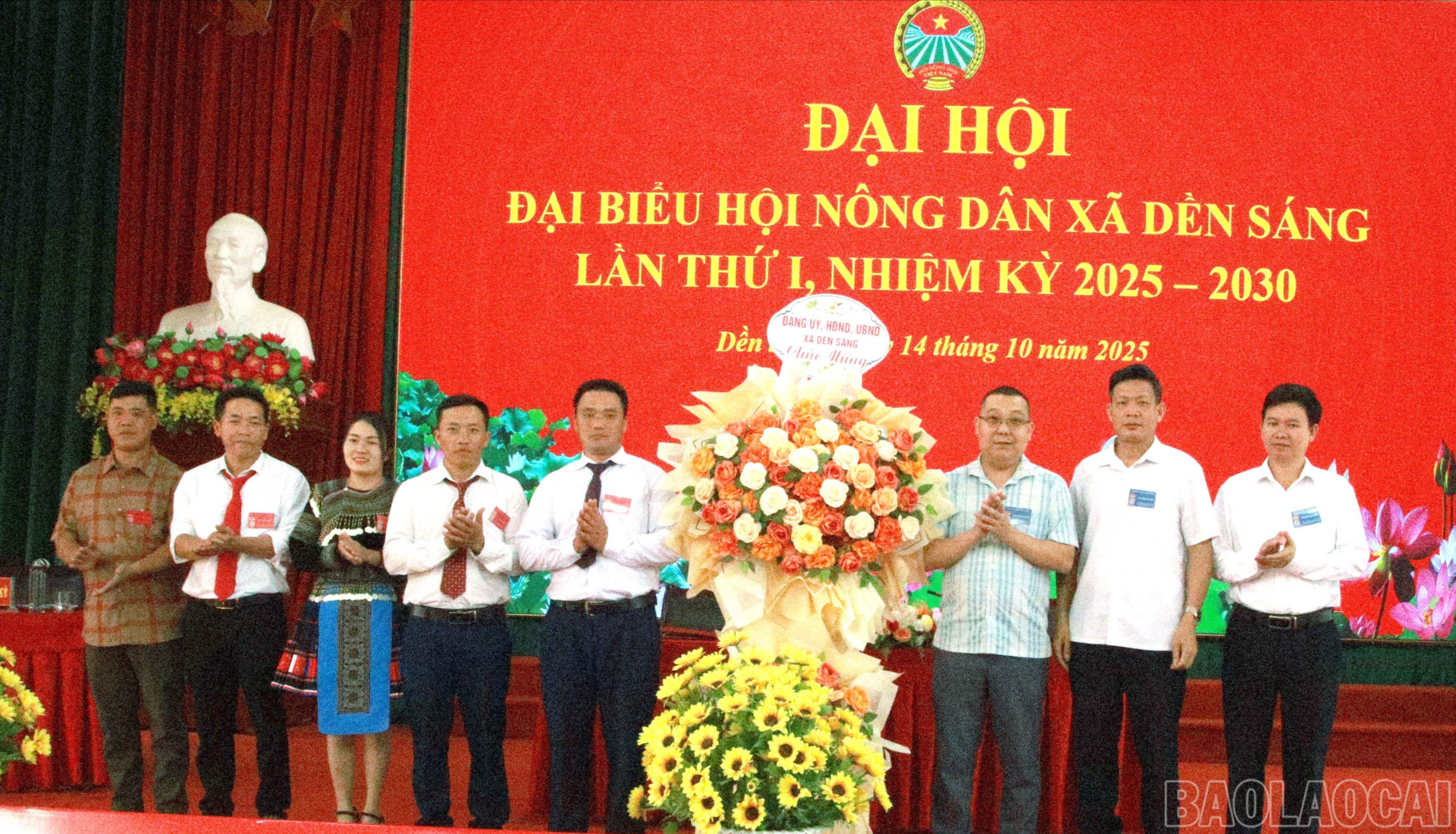 Lãnh đạo xã tặng hoa chúc mừng đại hội. baolaocai-br_04-3378-6094.jpg