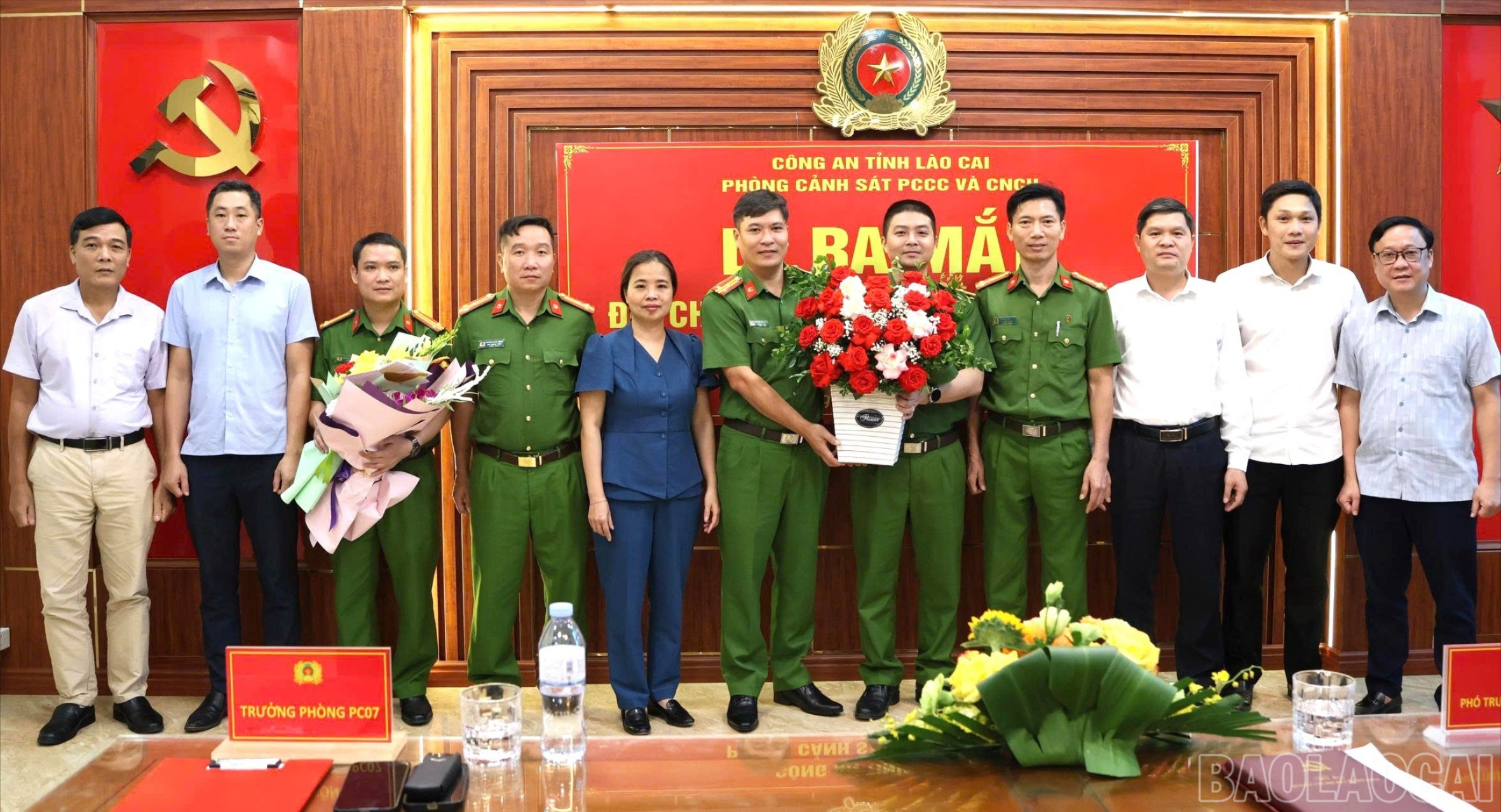 Lãnh đạo Công an tỉnh và lãnh đạo các xã tặng hoa chúc mừng Đội Chữa cháy và Cứu nạn cứu hộ khu vực 3. baolaocai-br_tanghoa-1-1010.jpg