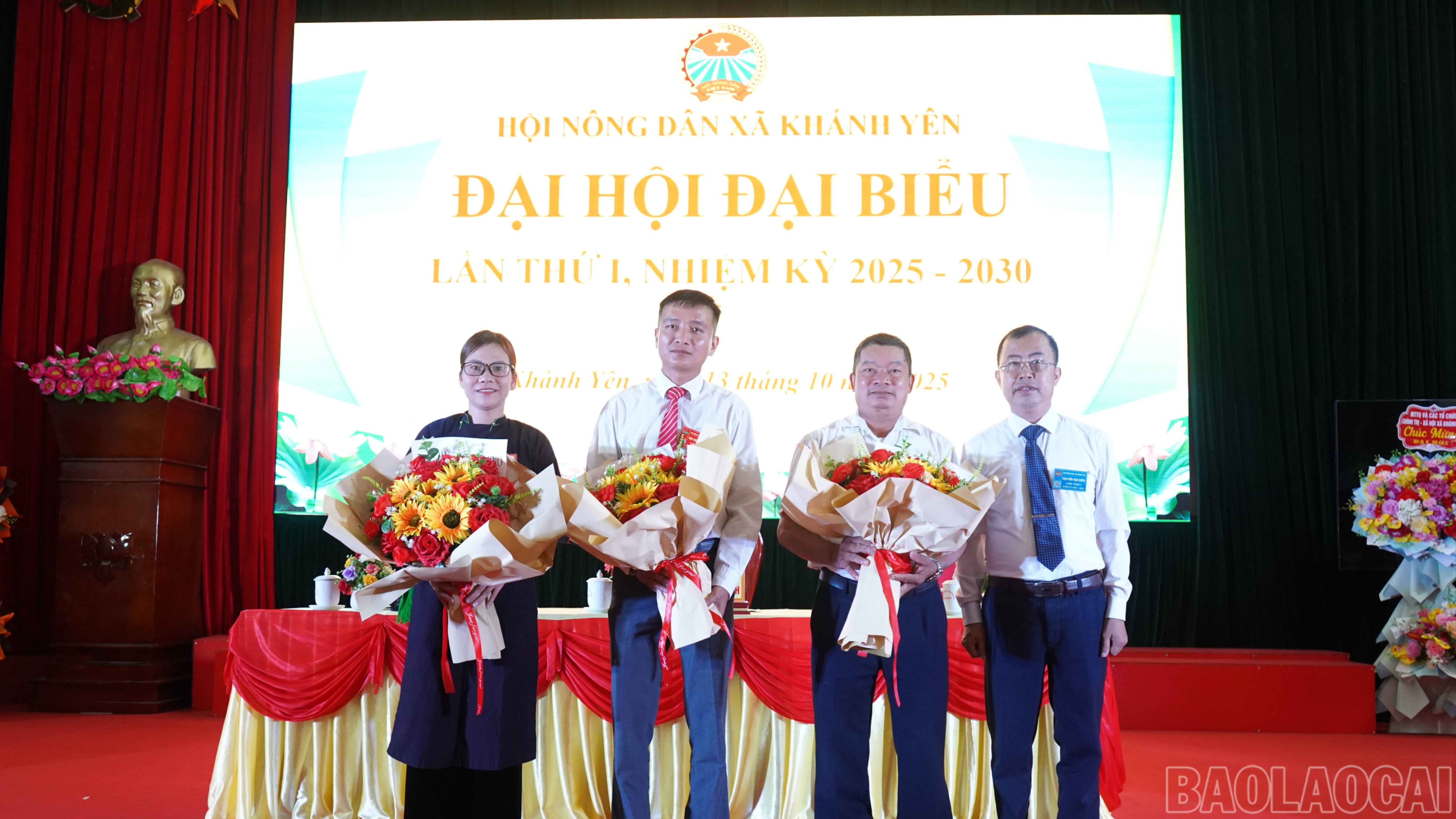 Lãnh đạo xã tặng hoa chúc mừng đại hội. baolaocai-br_tanghoa-9610.jpg
