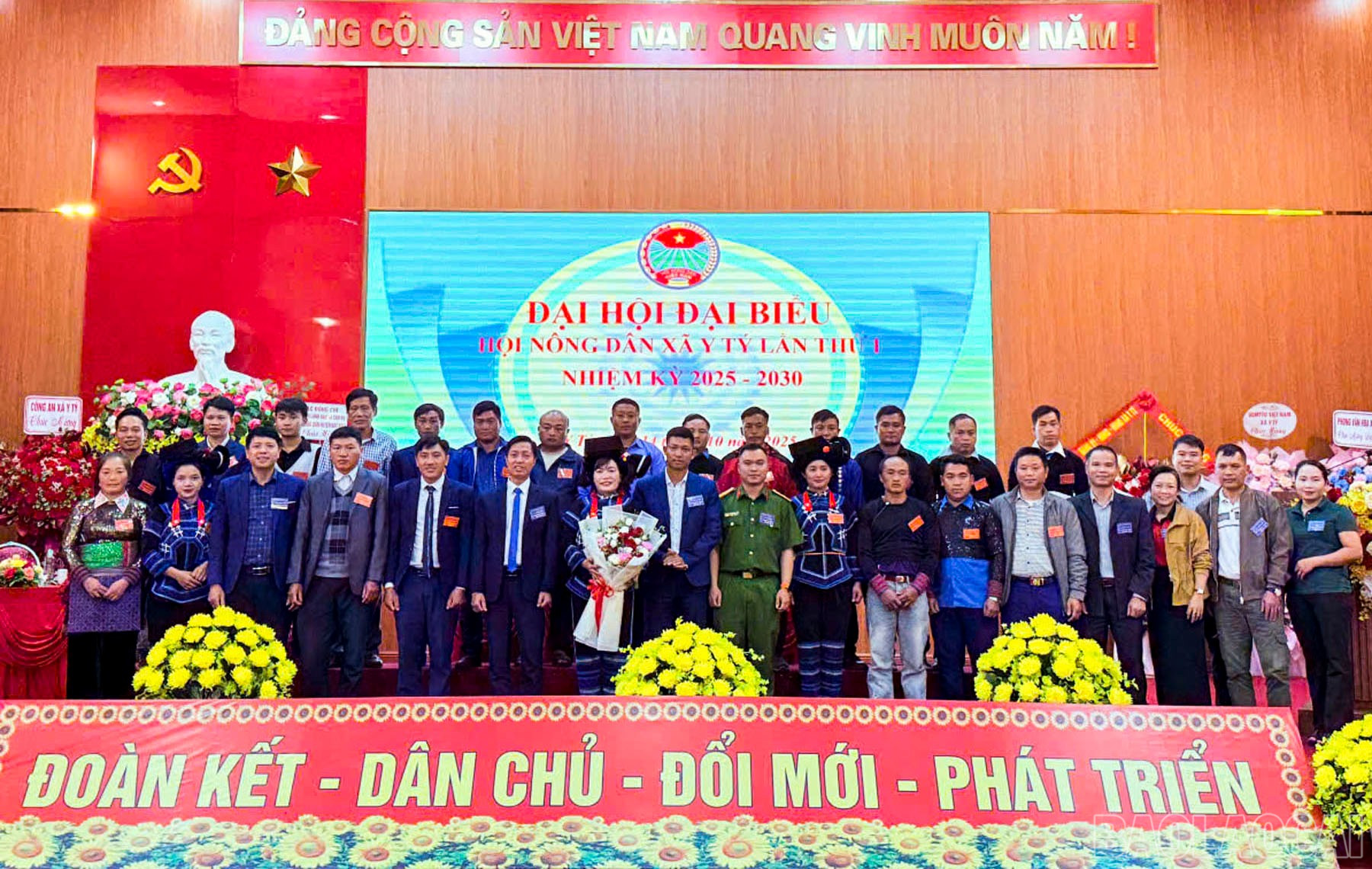 Ban Chấp hành Hội Nông dân khóa mới ra mắt đại hội. baolaocai-br_ramat.jpg