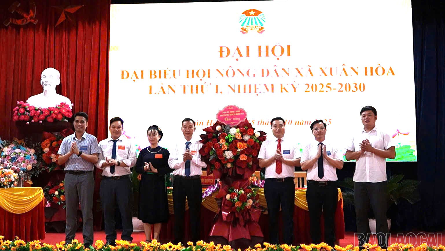 Lãnh đạo xã tặng hoa chúc mừng đại hội. baolaocai-br_tanghoa1-1885.jpg