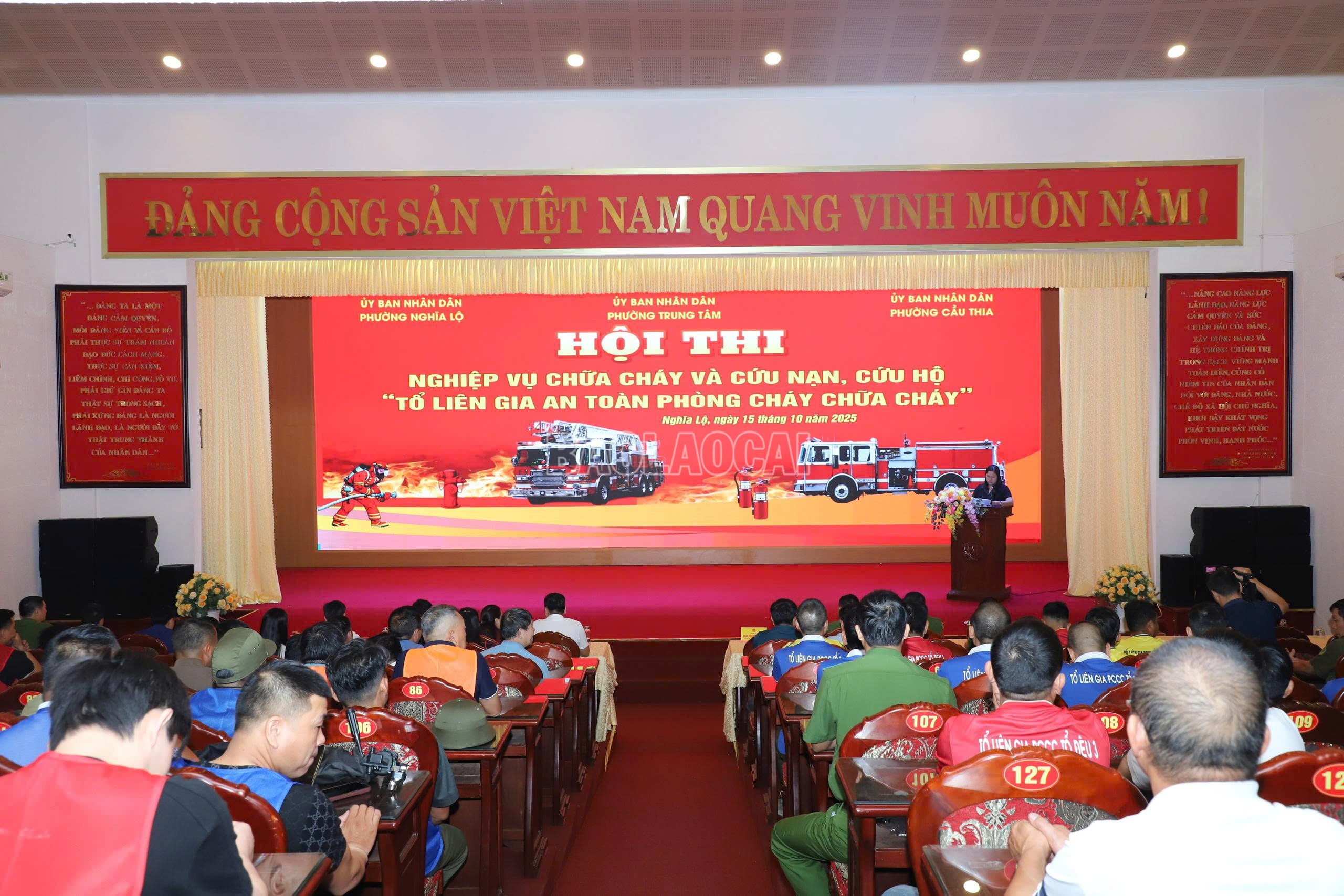 Quang cảnh hội thi (phần thi lý thuyết). baolaocai-c_hoi2.jpg