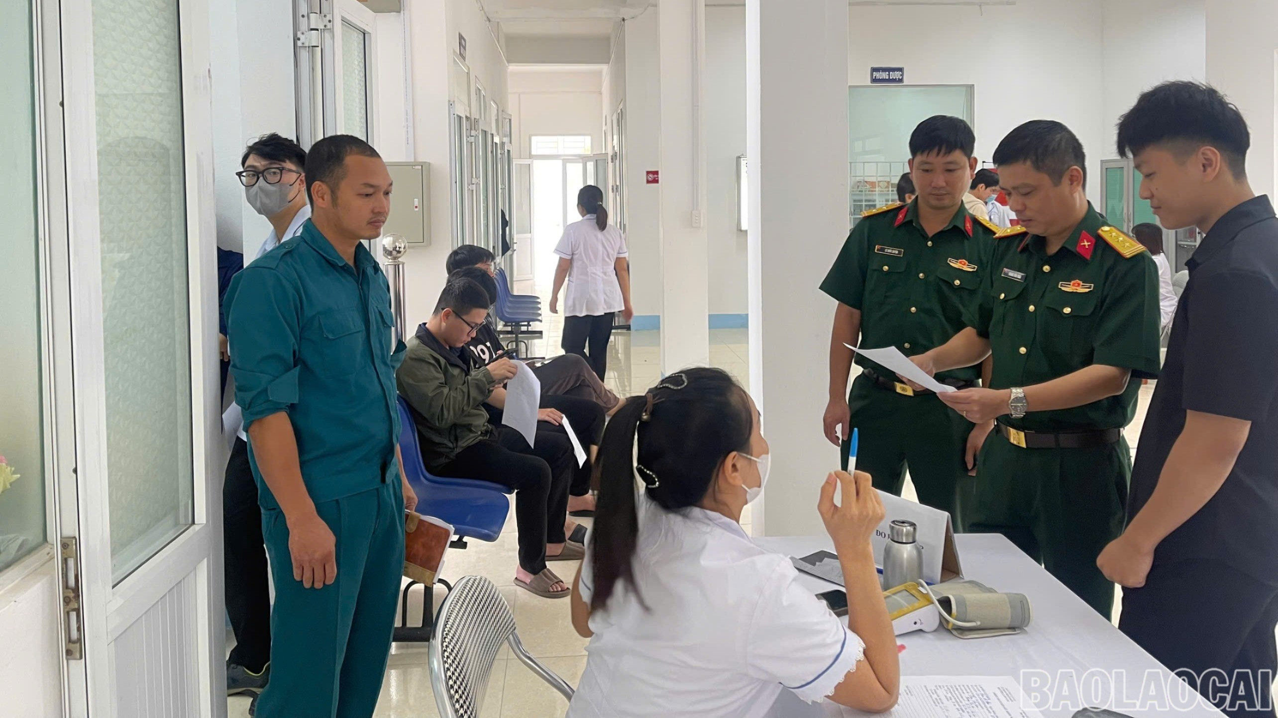Thượng tá Hoàng Văn Hoài - Chỉ huy trưởng Ban Chỉ huy Phòng thủ khu vực 1 - Cam Đường kiểm tra công tác khám sức khỏe tại Ban Chỉ huy Quân sự phường Lào Cai. baolaocai-br-2-1.jpg
