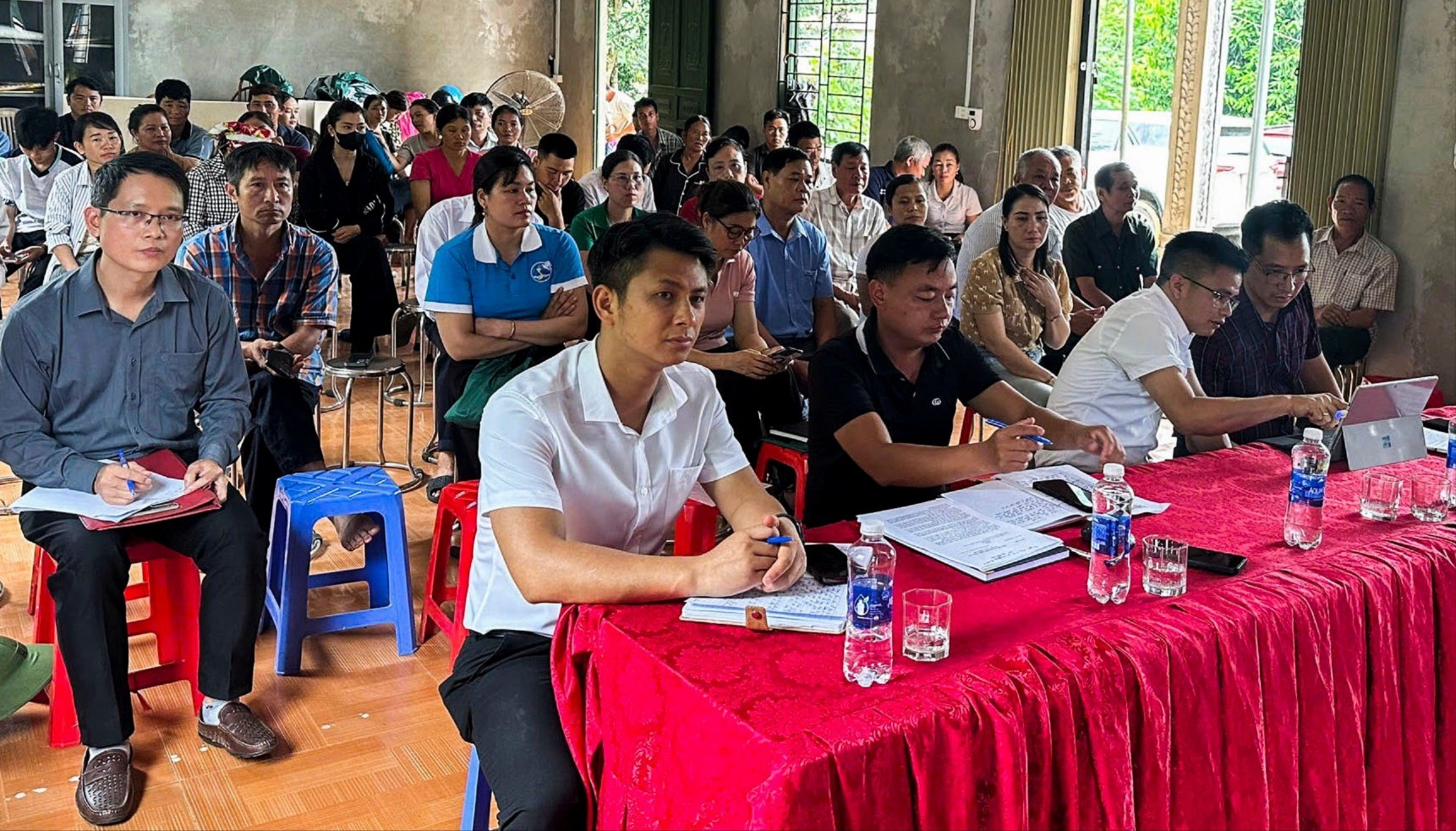 Đại biểu tham dự buổi tiếp xúc cử tri xã Trịnh Tường. dai-bieu-tham-du-buoi-tiep-xuc-6292.jpg