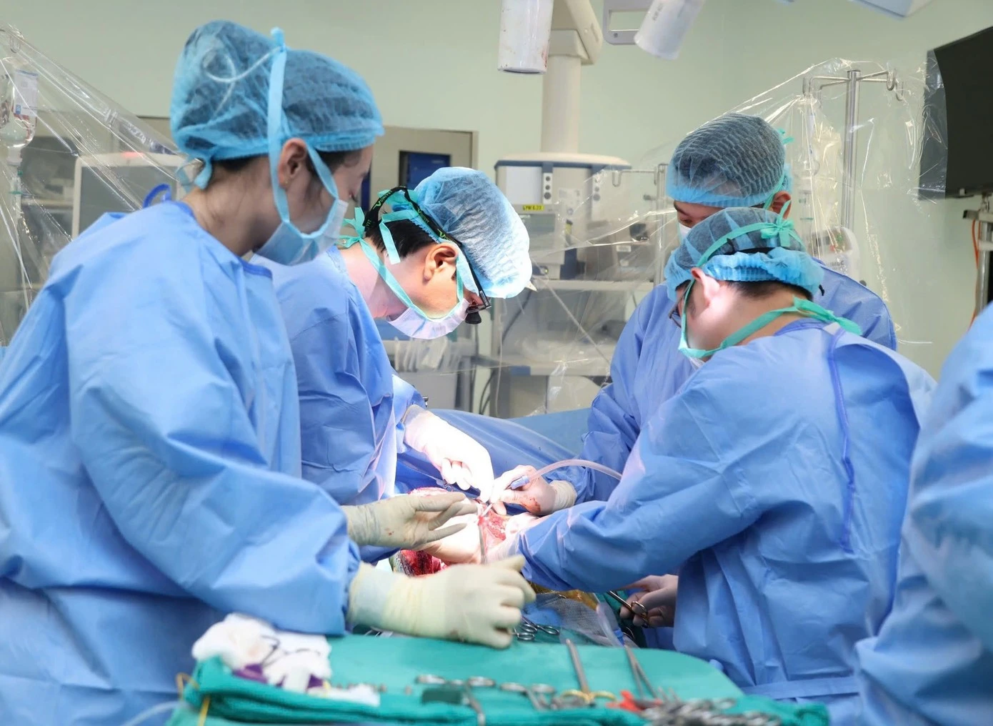 Các bác sĩ thực hiện ca ghép gan.