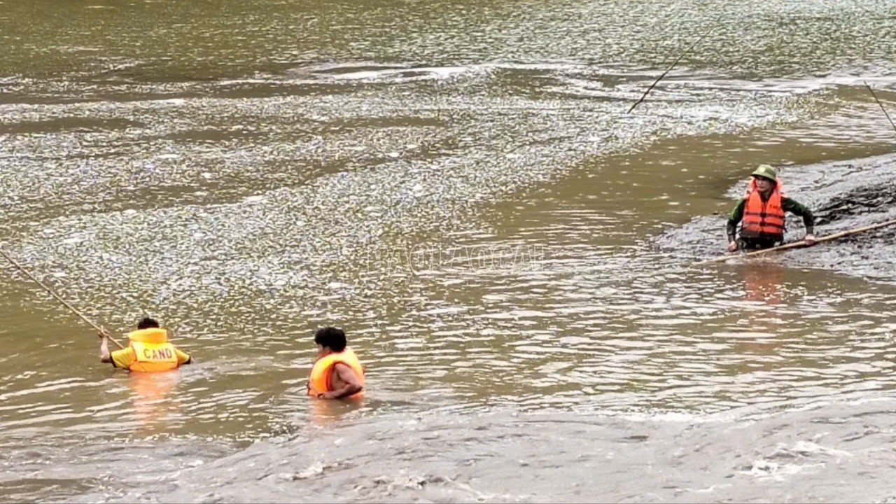 Công an xã Púng Luông tìm kiếm nạn nhân đuối nước trên hồ chứa thủy điện Ma Lừ Thàng. (Ảnh do xã Púng Luông cung cấp) baolaocai-c_z7139338640378-577eae35e0bd300a11d07ede03d81c5b.jpg