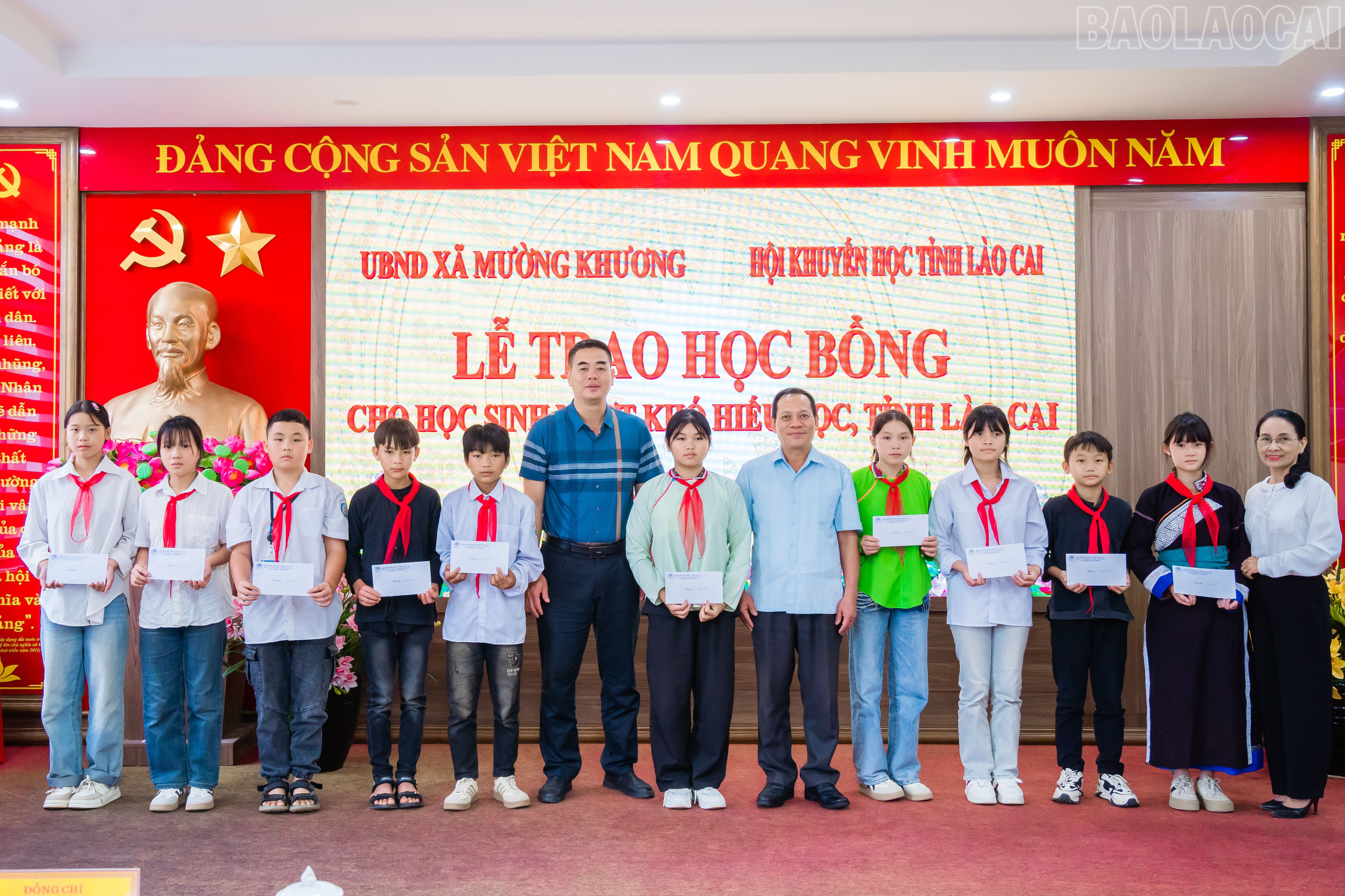 Trao học bổng cho 10 học sinh vượt khó, hiếu học. baolaocai-tr_dsc00017.jpg