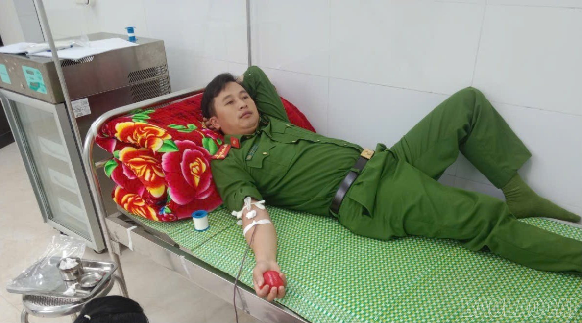 Đại úy Thào Seo Chô kịp thời hiến máu cứu bệnh nhân nguy kịch. baolaocai-br-cuu-nguoi.jpg