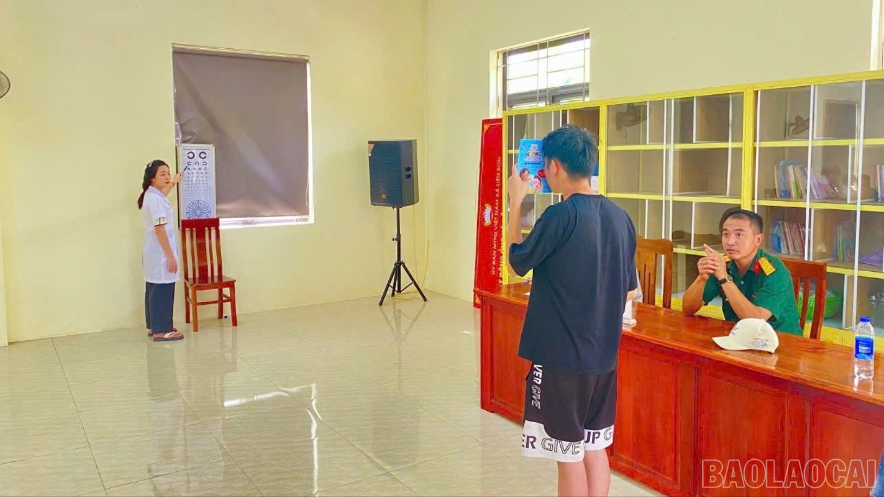 Các công dân tham gia khám sơ tuyển. baolaocai-tr-lienson-2.jpg