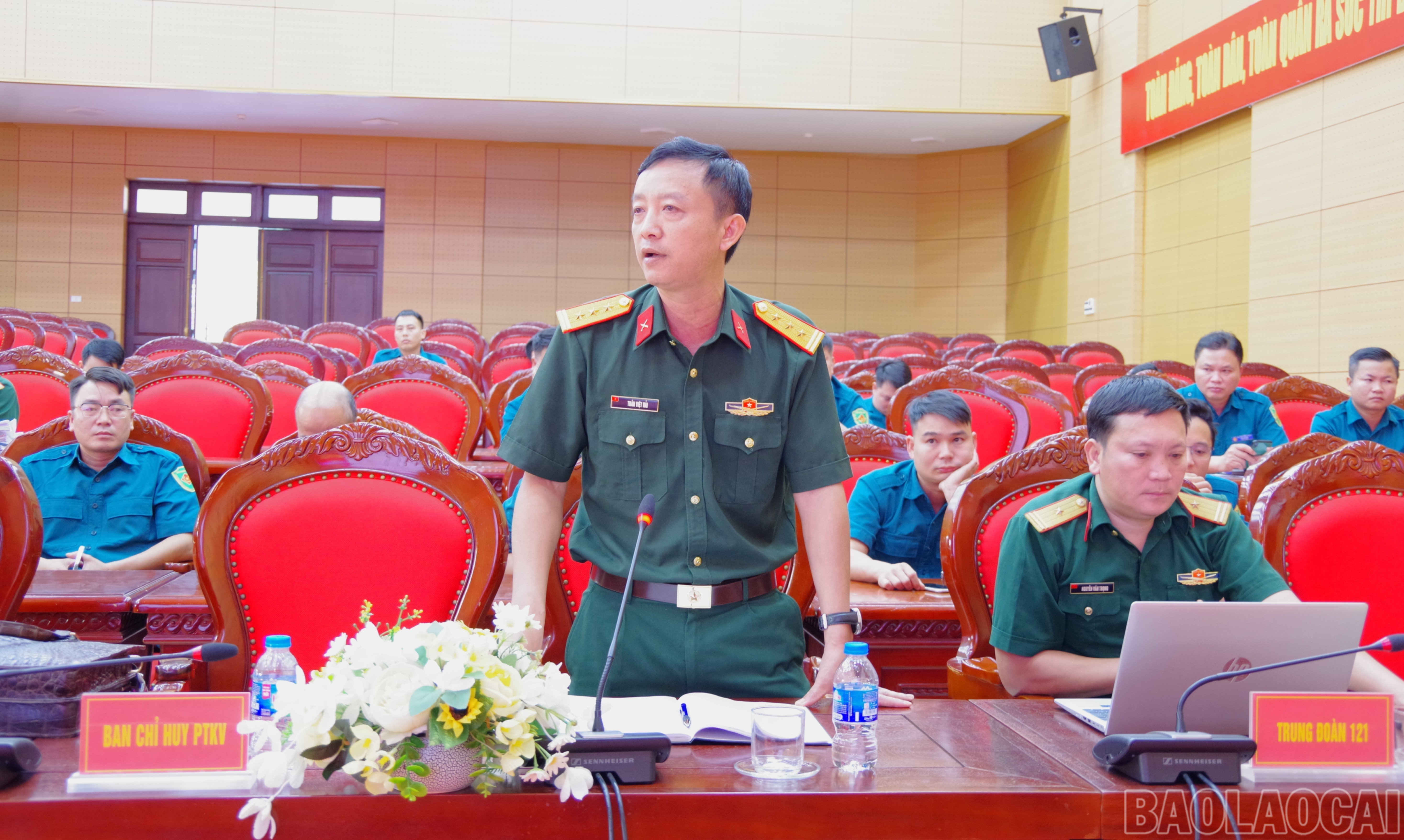 Đại biểu Ban Chỉ huy Phòng thủ khu vực 5 – Mậu A phát biểu tại hội nghị. baolaocai-br_a4.jpg