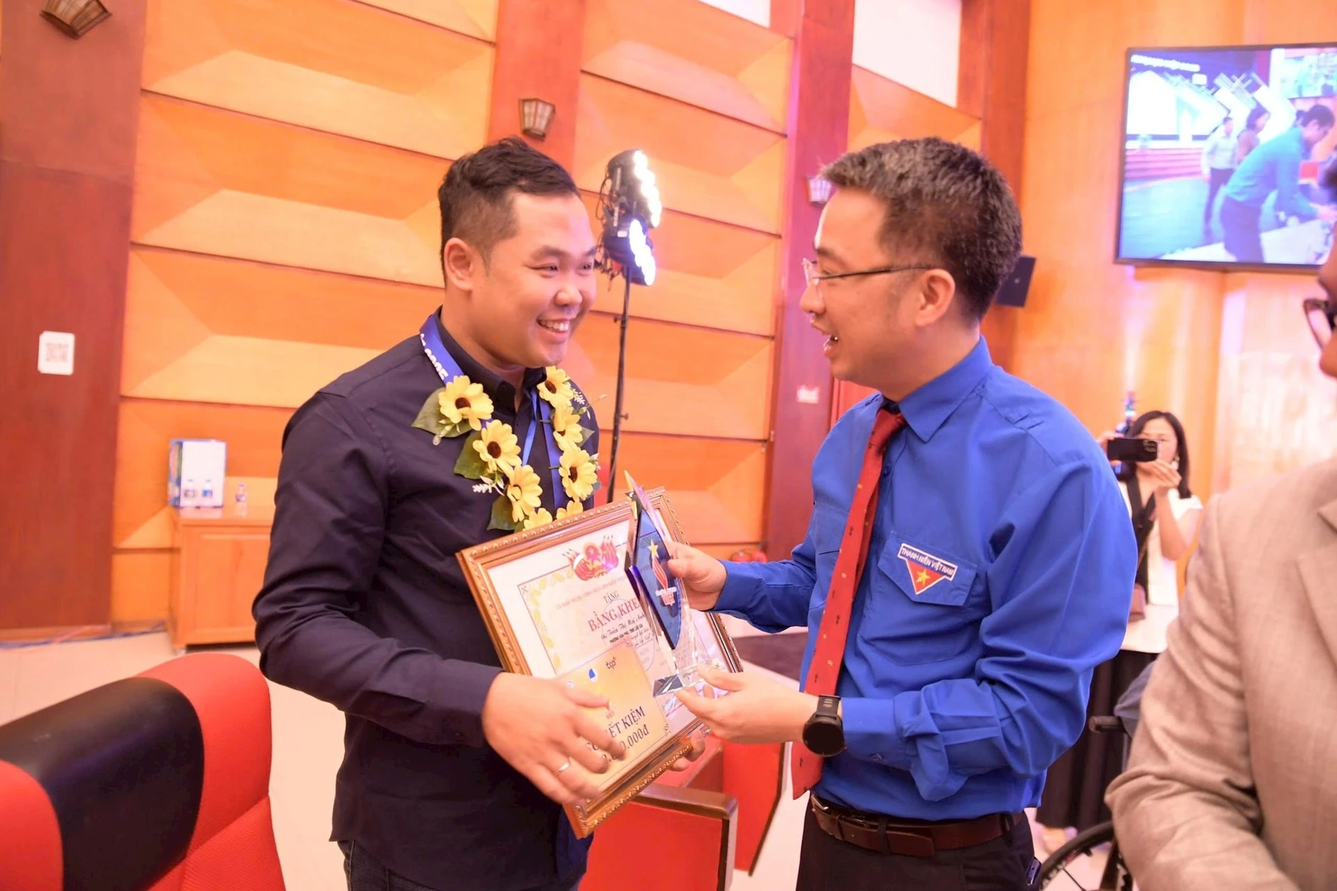 Đồng chí Nguyễn Tường Lâm trao Bằng khen cho thanh niên khuyết tật tiêu biểu. Ảnh: Bảo Lâm