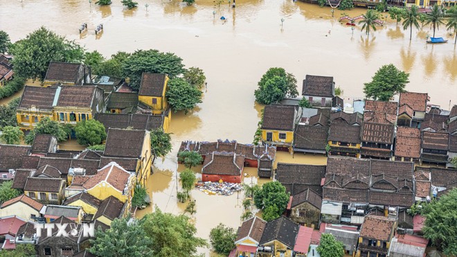 Nước sông Hoài dâng cao khiến hàng nghìn ngôi nhà cổ tại Hội An bị ngập sâu trong nước. (Ảnh: Anh Dũng/TTXVN)