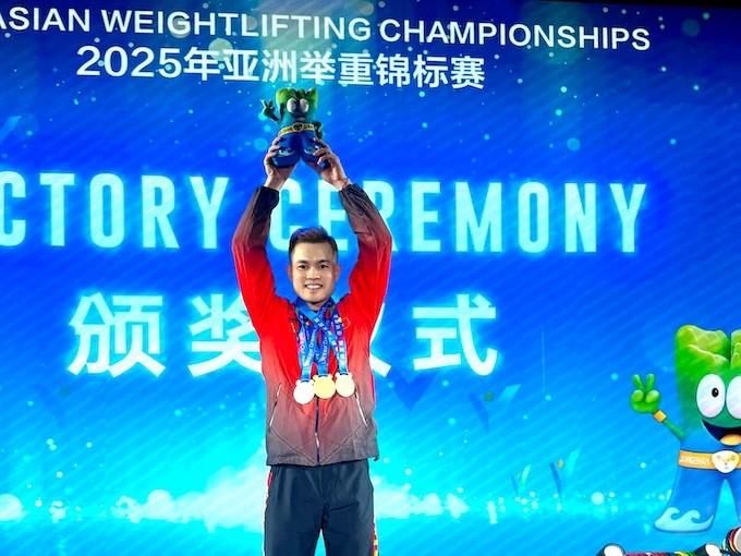 Lực sĩ Lại Gia Thành của đội tuyển cử tạ Việt Nam.