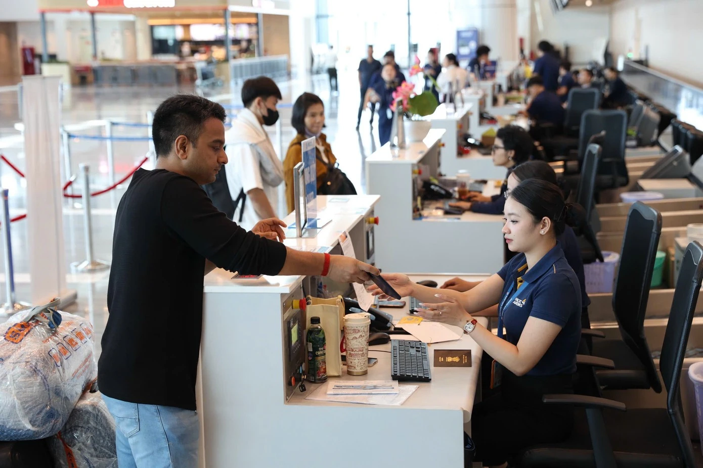 Hành khách làm thủ tục tại khu vực nhà ga hành khách T3 - Tân Sơn Nhất.