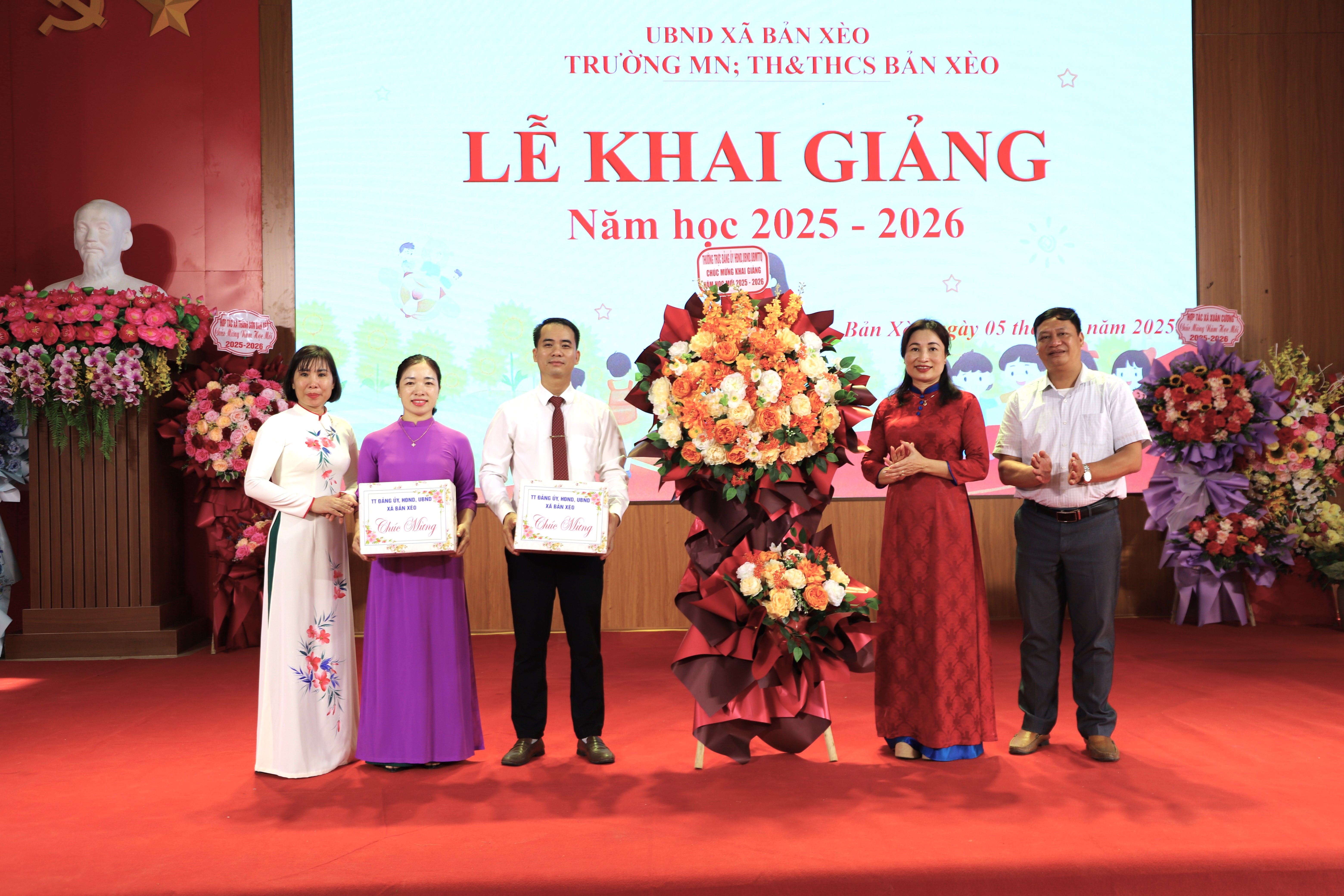 Lãnh đạo địa phương tặng quà các nhà trường nhân dịp khai giảng năm học mới.