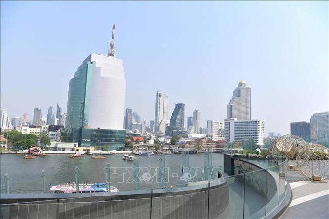 Sông Chao Phraya chảy qua thủ đô Bangkok của Thái Lan. Sông Chao Phraya chảy qua thủ đô Bangkok của Thái Lan.