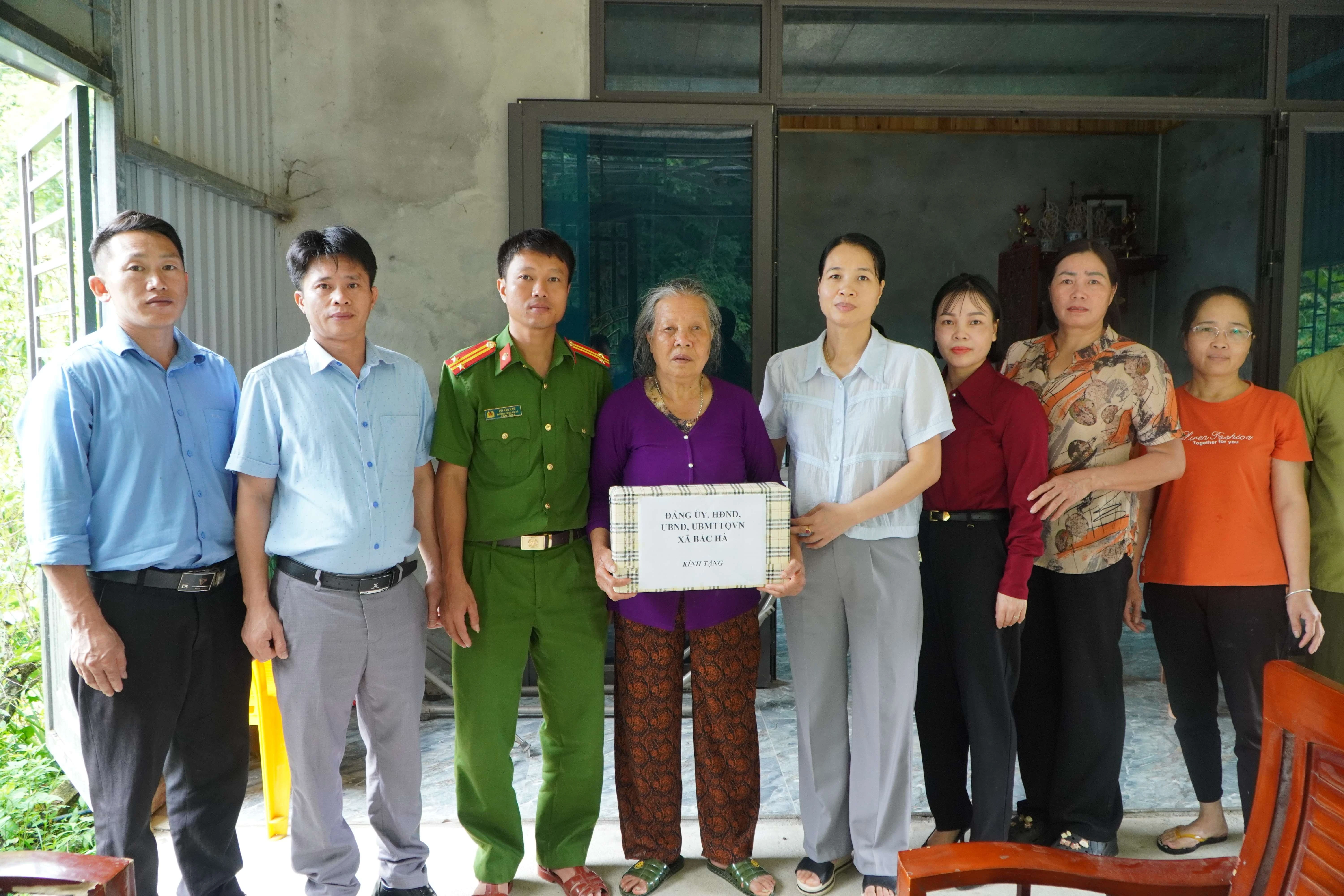 Thăm và trao quà cho bà Vũ Thị Tuyết, thương binh tỷ lệ 32% tại thôn Km3 xã Bắc Hà.