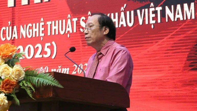 Nghệ sĩ Nhân dân Lê Tiến Thọ phát biểu.